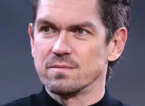 Steve Howey