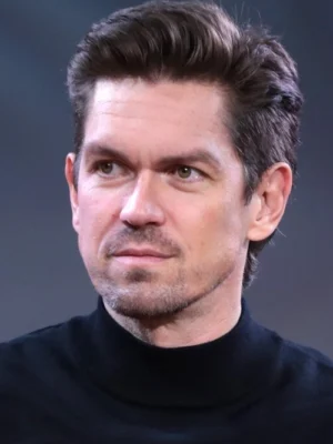 Steve Howey